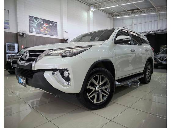 TOYOTA HILUX SW4 2.8 SRX 4X4 7 LUGARES 16V TURBO INTERCOOLER DIESEL 4P AUTOMÁTICO